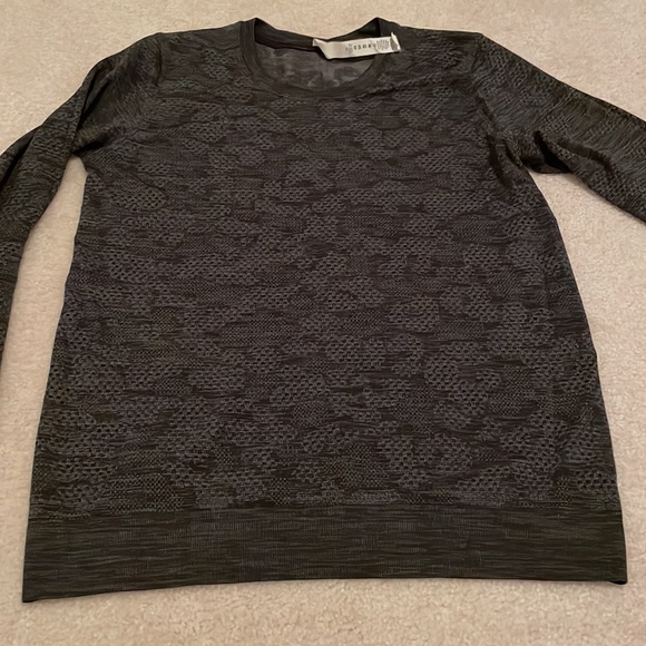 Lululemon muscle long sleeve size 4 - Picture 3 of 3